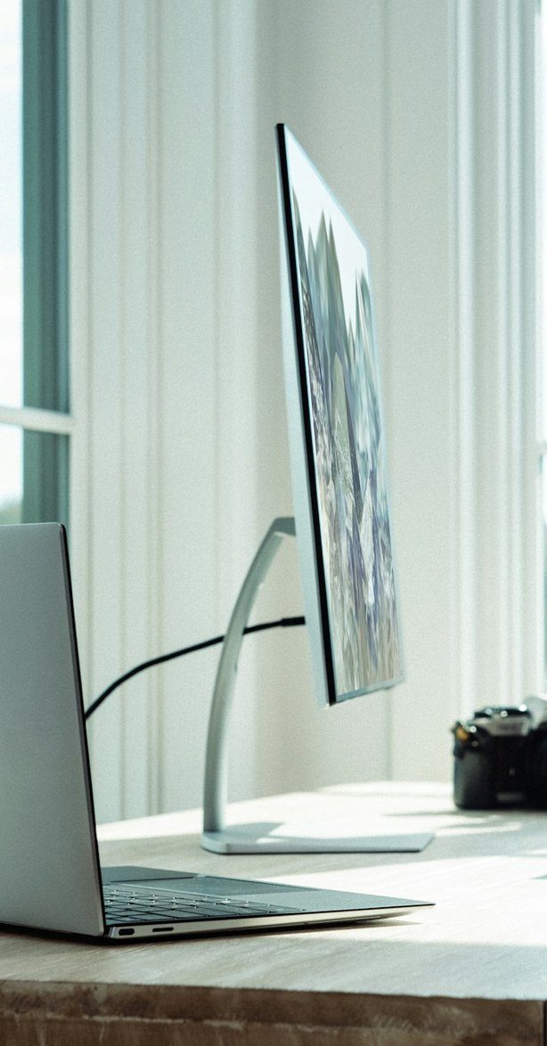 Poste de travail avec deux écrans dans un bureau lumineux