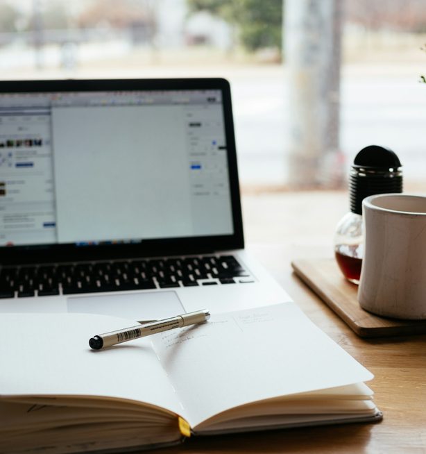 Ordinateur portable, carnet et café