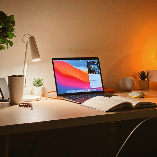 Bureau avec ordinateur portable dans une lumière chaude